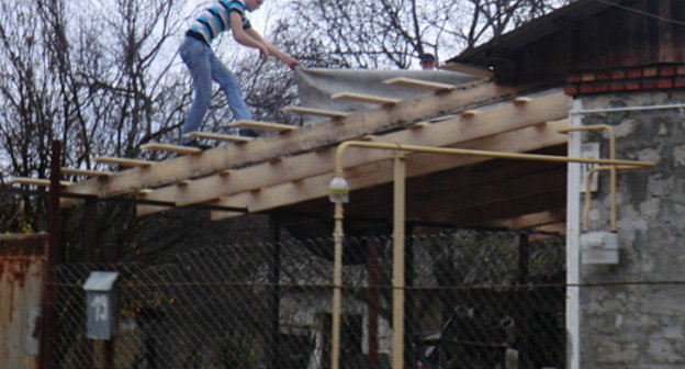 Жители Крымского района ремонтируют свое жилье через несколько месяцев после наводнения. хутор Армянский, декабрь 2012 г. Фото Натальи Дорохиной для "Кавказского узла"