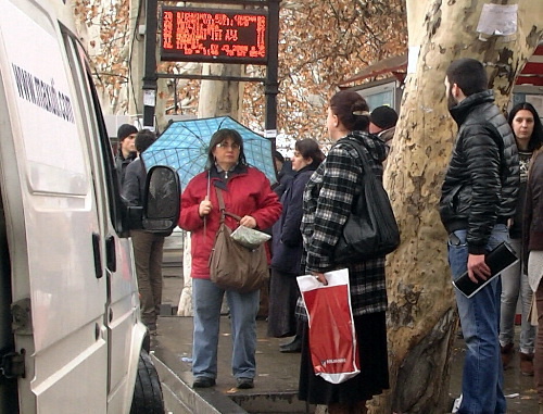Пассажиры на остановке общественного транспорта в Тбилиси. 29 января 2013 г. Фото Беслана Кмузова для "Кавказского узла"