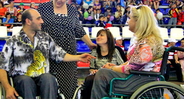 Команда Республиканского центра реабилитации инвалидов и граждан пожилого возраста с нарушениями опорно-двигательного аппарата во время спартакиады «Мир без границ». Владикавказ, июнь 2012 г. Фото: министерство труда и социального развитии республики Северная Осетия, minsotc15.ru