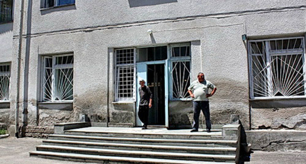 Вход в здание онкологического диспансера в Нальчике, лето 2010 г. Фото: lucky_black, http://lucky-black.livejournal.com