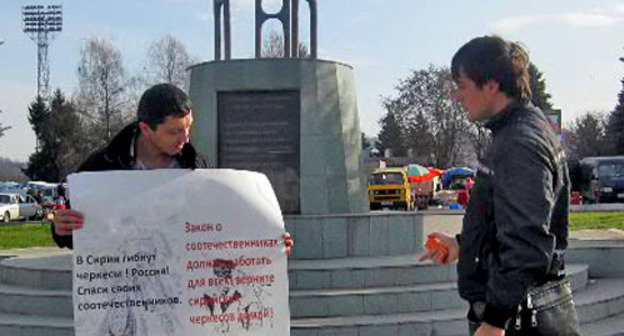 Одиночный пикет с требованием оказания помощи черкесам Сирии. Нальчик, 2 декабря 2013 г. Фото Артура Борокова, http://www.hekupsa.com