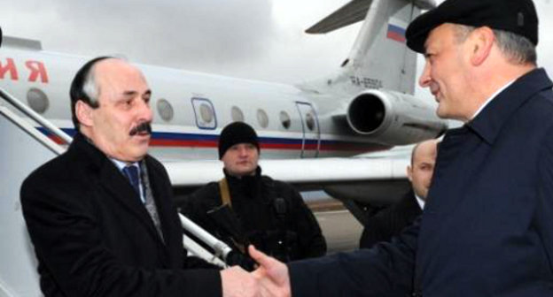 Бывший глава Дагестана Магомедсалам Магомедов встречает Рамазана Абдулатипова в аэропорту Махачкалы. 30 января 2013 г. Фото Альберта Токаева