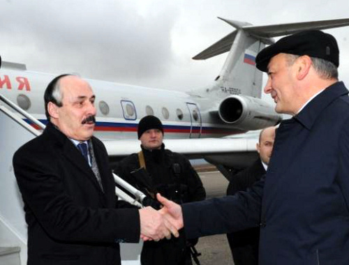 Бывший глава Дагестана Магомедсалам Магомедов встречает Рамазана Абдулатипова в аэропорту Махачкалы. 30 января 2013 г. Фото Альберта Токаева