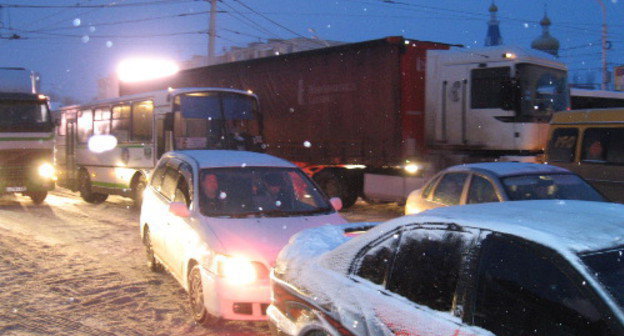 Снегопад в Астрахани. Пробка на пересечении улиц Барбюса и Савушкина. 30 января 2013 г. Фото Вячеслава Ященко для "Кавказского узла"