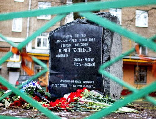 Мемориальный камень в честь полковника Юрия Буданова в Москве, на Комсомольском проспекте. Фото Антон Тушин/Ridus.ru