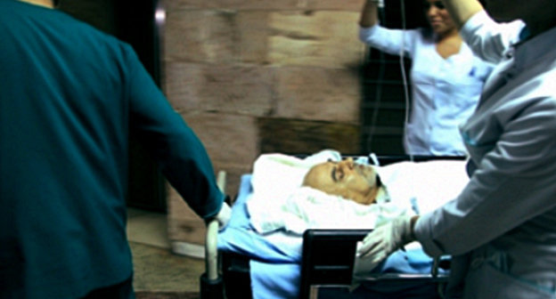 Раненого Паруйра Айрикяна доставляют в клинику. Ереван, 31 января 2013 г. Фото Арсена Саркисяна /Новости Армении – NEWS.am