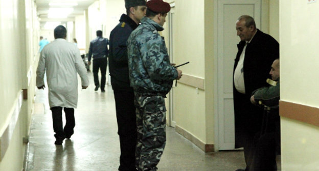 В медицинском центре Святого Григора Лусаворича у палаты раненного Паруйра Айрикяна. Ереван, 31 января 2013 г. Фото Арсена Саркисяна /Новости Армении – NEWS.am