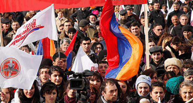 Избиратели Котайкской области во время предвыборной агитационной поездки Сержа Саргсяна. 31 января 2013 г. Фото: © PanARMENIAN Photo/
Tigran Mehrabyan