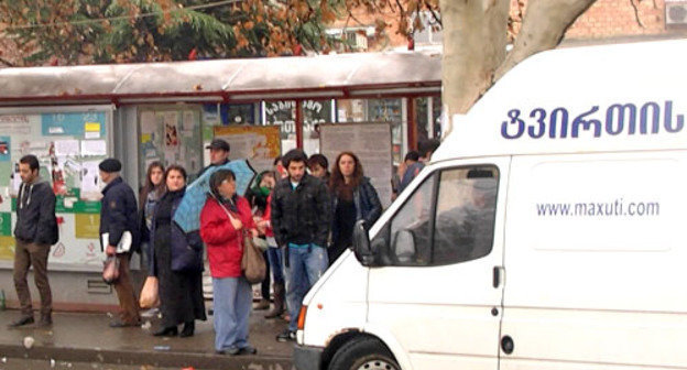 Пассажиры на остановке общественного транспорта в Тбилиси. 29 января 2013 г. Фото Беслана Кмузова для "Кавказского узла"