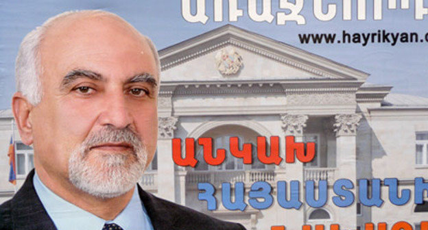 Предвыборный плакат Паруйра Айрикяна. Ереван, январь 2013 г. Фото Армине Мартиросян для "Кавказского узла"