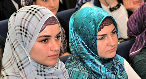 Чеченские девушки в хиджабах. Фото: официальный сайт Чеченского государственного университета, http://www.chesu.ru