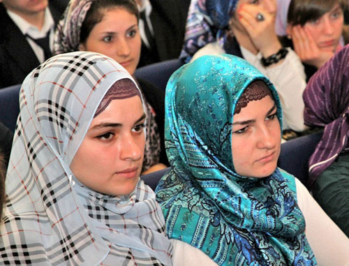 Чеченские девушки в хиджабах. Фото: официальный сайт Чеченского государственного университета, http://www.chesu.ru
