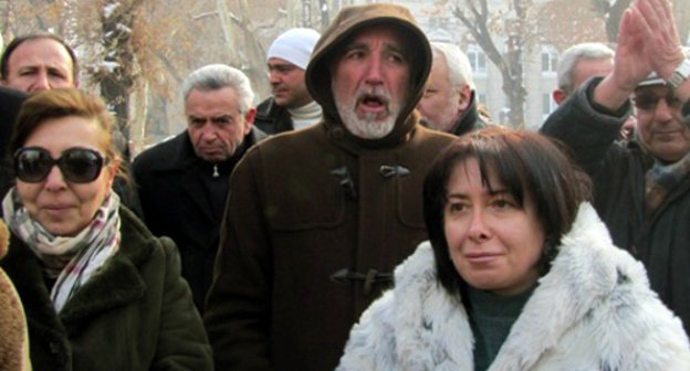 Участники акции в поддержку осужденных активистов АНК перед зданием генпрокуратуры Армении. Ереван, 18 января 2012 г. Фото Инессы Саргсян для "Кавказского узла"