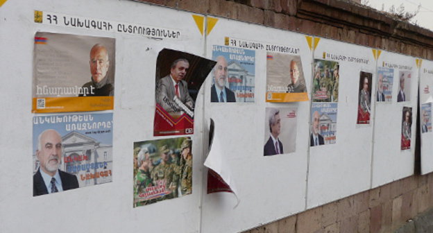 Стенды с агитационными плакатами кандидатов в президенты Армении. Ереван, 31 нваря 2013 г. Фото Армине Мартиросян для "Кавказского узла"