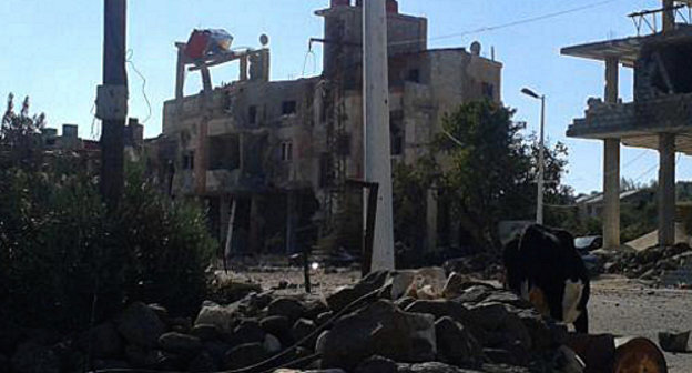Развалины жилого дома на центральной улице черкесского селении Бир аль-Ажам, подвергнутом бомбардировкам. Ноябрь 2012 г. Фото очевидца, размещенное в Facebook, http://www.facebook.com/groups/berajam.bariqa/