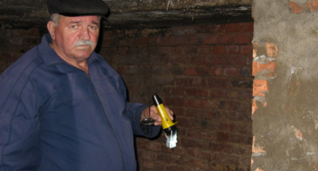 Гусейн Абдурахманов демонстрирует недавно сделанные усиливающие конструкции в подвале дома №16 "Г" по Пороховой улице. Астрахань, 31 января 2013 г. Фото Вячеслава Ященко для "Кавказского узла"