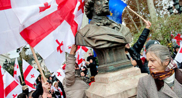 Участники акция "Грузии нужна дружба с Россией, а не с НАТО" возле памятника Александру Пушкину. Тбилиси, 30 декабря 2013 г. Фото: Александр Имедашвили, NEWSGEORGIA