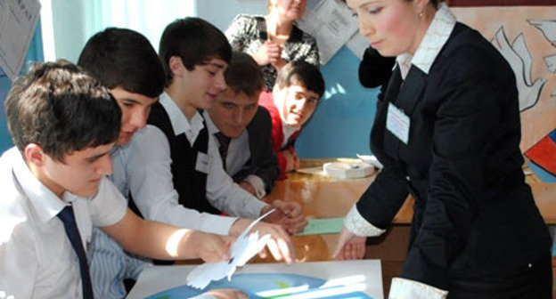 Учительница с учениками во время занятий в одной из дагестанских школ. Фото: министерство образования и науки Республики Дагестан, http://www.dagminobr.ru