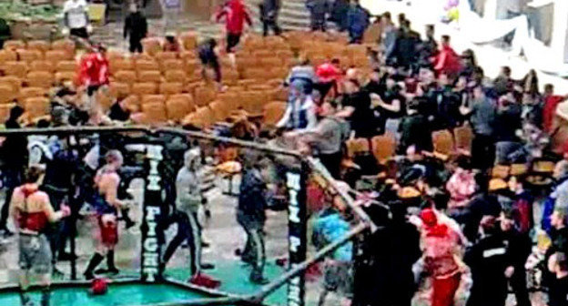 Массовая драка во время чемпионата по единоборствам в Краснодаре. Фото: снято на мобильный телефон очевидцами, http://9tv.ru