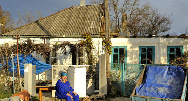 Жительница Крымска возле пострадавшего от наводнения дома. Краснодарский край, декабрь 2012 г. Фото: Михаил Мордасов / Югополис