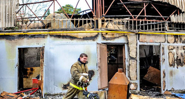 Пожар в кафе "Каскад" в центре Сочи. 4 февраля 2013 г. Фото: Нина Зотина, ЮГА.ру