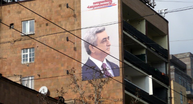 Агитационный плакат Сержа Саргсяна с лозунгом "К обеспеченной Армении..." на одном из зданий в Ереване. 31 января 2013 г. Фото Армине Мартиросян для "Кавказского узла"