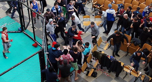 Драка во время чемпионата по смешанным единоборствам в Молодежном центре Краснодара. 3 февраля 2013 г. Фото Сергея Евсюкова, sergio-zevs.blogspot.ru