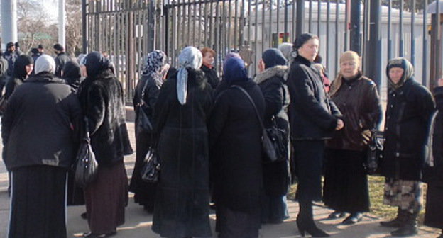 Акция родственников пропавших жителей КБР у здания ФСБ республики. Нальчик, 5 февралдя 2013 г. Фото предоставлено участниками акции