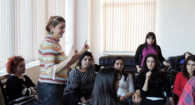 Члены молодежных НПО Нагорного Карабаха участвуют в тренинге на тему «Партнерство НПО с другими общественными организациями и возможности сотрудничества со СМИ». Степанакерт, 26-27 января 2013 г. Фото Альберта Восканяна, http://www.kavkaz-uzel.ru/blogs/929