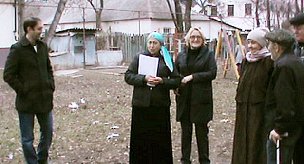 Жители многоквартирного дома №43 по проспекту Ленина в Нальчике вышли на акцию протеста. 5 февраля 2013 г. Фото Людмилы Оразаевой для "Кавказского узла"