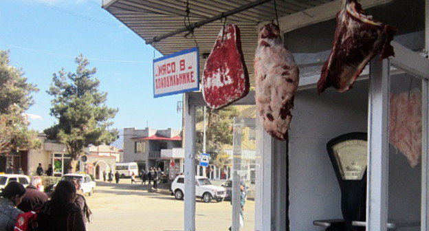 Продажа свежего мяса в Степанакерте. 6 февраля 2013 г. Фото Алвард Григорян для "Кавказского узла"