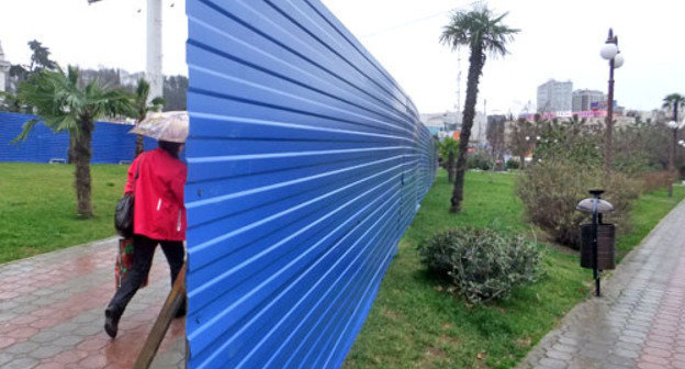 Огороженные забором сквер и пешеходная дорога в районе железнодорожного вокзала. Сочи, 6 февраля 2013 г. Фото Светланы Кравченко для "Кавказского узла"