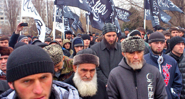 Участники оппозиционного митинга заявили о произволе правоохранительных органов и приняли резолюцию с перечислением своих претензий. Махачкала, 8 февраля 2013 г. Фото Ахмеда Магомедова для "Кавказского узла"