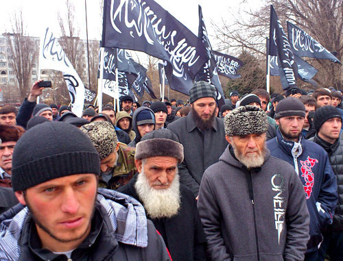 Участники оппозиционного митинга заявили о произволе правоохранительных органов и приняли резолюцию с перечислением своих претензий. Махачкала, 8 февраля 2013 г. Фото Ахмеда Магомедова для "Кавказского узла"
