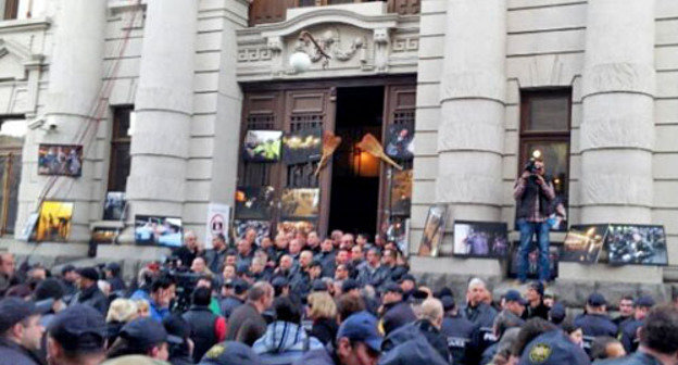 Акция протеста бывших политзаключенных и их сторонников возле здания Национальной библиотеки. Тбилиси, 8 февраля 2013 г. Фото: iReporter.ge