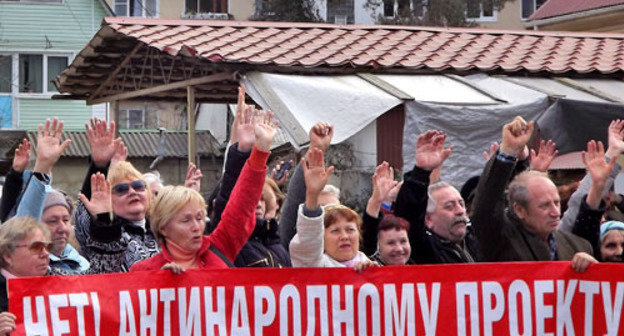 Участники митинга в Кудепсте потребовали убрать из курортной зоны промышленные объекты. Сочи, 9 февраля 2013 г. Фото Татьяны Осиповой