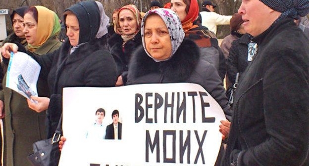 Участники митинга выступают против произвола правоохранительных органов. Махачкала, 8 февраля 2013 г. Фото Ахмеда Магомедова для "Кавказского узла"