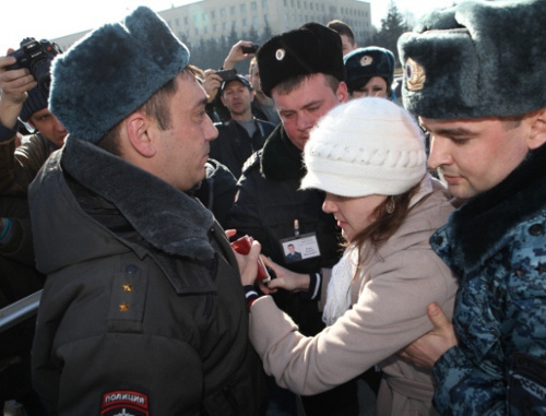 Полиция задерживает Наталью Борисову во время народного схода на площади Ленина в Ставрополе 9 февраля 2013 г. Фото: Оксана Вёльва, http://vk.com/photo26268330_297865422