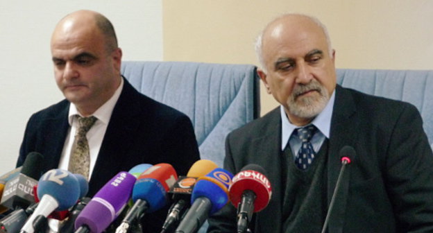 Паруйр Айрикян со своим адвокатом Левоном Бадасаряном. Ереван, 5 февраля 2013 г. Фото Армине Мартиросян для "Кавказского узла"