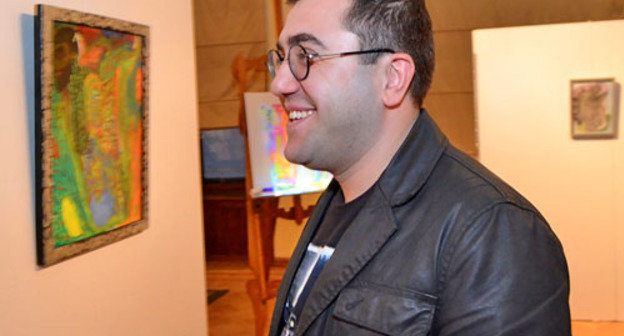 Выставка художника-абстракциониста Гари Барсегяна (на снимке) проходит в Тбилиси. Февраль 2013 г. Фото Анны Коноплевой для "Кавказского узла"