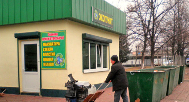 Действующий пункт селективного сбора твердых бытовых отходов по улице Щаденко в Нальчике. Февраль 2013 г. Фото предоставлено фирмой "Эконова"