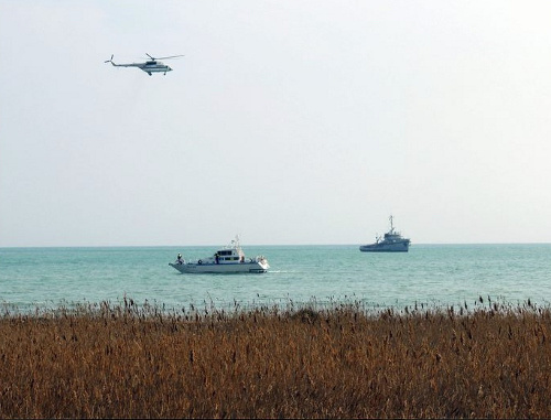 Поиски на месте  падения военно-транспортного вертолета Ми-17 в Каспийском море. Азербайджан, Баку, поселок Шихово, 11 февраля 2013 г. Фото: http://www.azertag.com