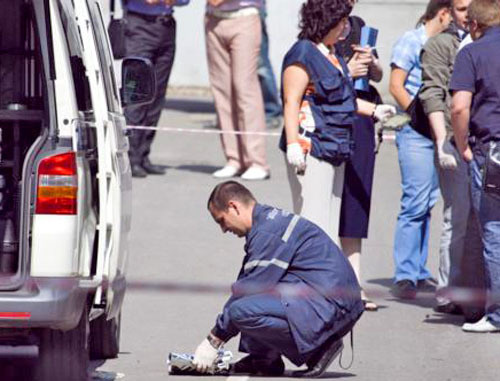 Следственная группа работает на месте убийства Юрия Буданова. Москва, 10 июня 2011 г. Фото Yuri Timofeyev (RFE/RL)