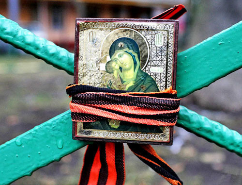 Иконка возле мемориального камня в честь полковника Юрия Буданова в Москве, на Комсомольском проспекте. Фото: Антон Тушин/Ridus.ru