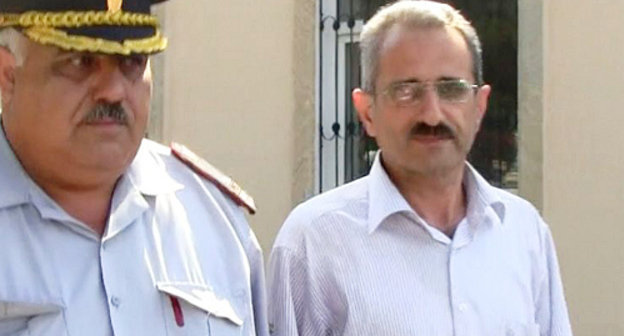 Гилал Мамедов в сопровождении полицейского. Баку, 22 июня 2012 г. Фото: www.radioazadlyg.org