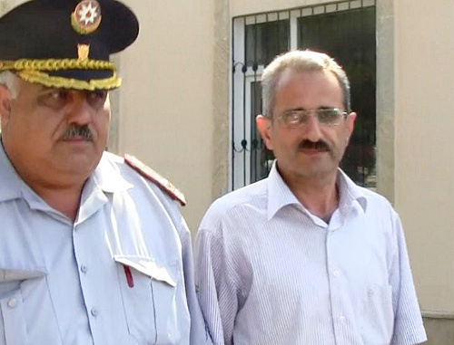 Гилал Мамедов в сопровождении полицейского. Баку, 22 июня 2012 г. Фото: www.radioazadlyg.org