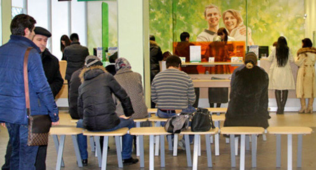 В одном из отделений Северо-Кавказского банка ОАО «Сбербанк России». Дагестан. Фото www.riadagestan.ru