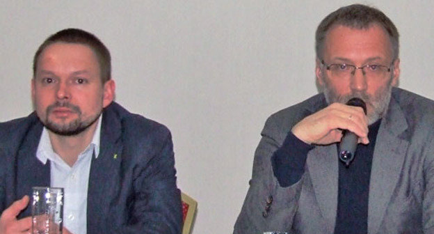 Николай Силаев (слева) и Сергей Михеев во время "Круглого стола" российских и грузинских экспертов на тему "Южный Кавказ-2020: перспективные сценарии развития региона". Тбилиси, 6 февраля 2013 г. Фото Эдиты Бадасян для "Кавказского узла"