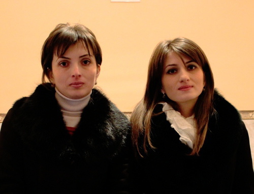 Сестры Фатима и Оксана Губаевы в квартире, которую администрация Владикавказа выделила им на двоих. 24 января 2013 г. Фото Эммы Марзоевой для "Кавказского узла"