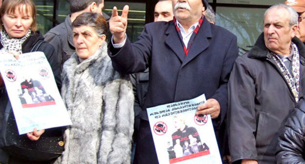 Акция протеста с требованием обратить внимание на обманутых строительными компаниями застройщиков прошла в Тбилиси. 16 февраля 2013 г. Фото Эдиты Бадасян для "Кавказского узла"